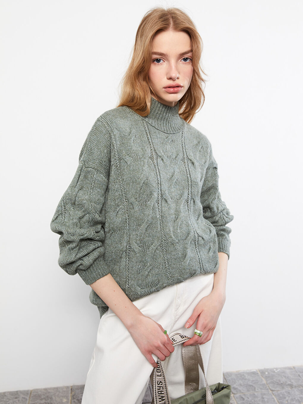 بلوفر تريكو حريمي بكم طويل بنصف ياقة مدورة ونقشة ذاتية-1