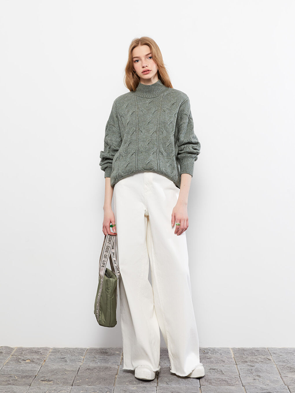 بلوفر تريكو حريمي بكم طويل بنصف ياقة مدورة ونقشة ذاتية-2