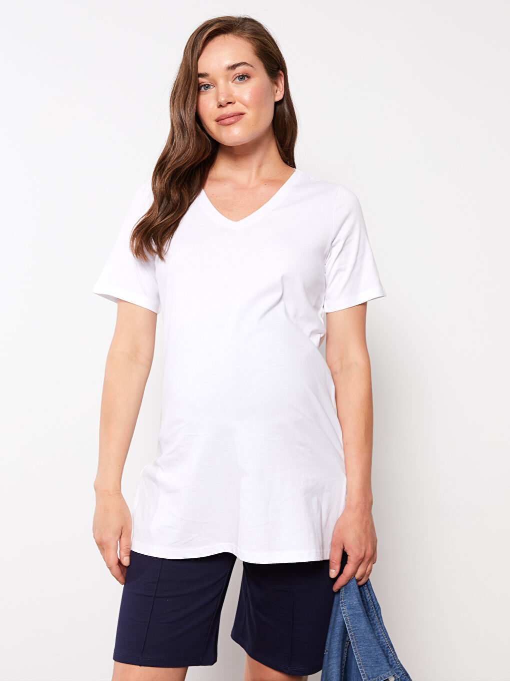 Beyaz V Yaka Düz Kısa Kollu Pamuklu Hamile Tişört-1
