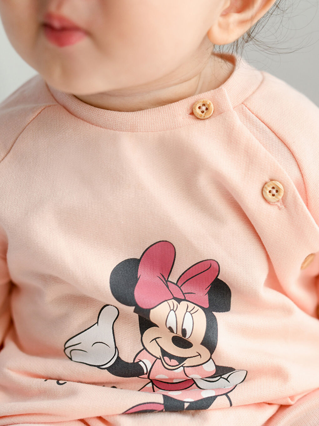 LCW baby Pembe Bisiklet Yaka Uzun Kollu Minnie Mouse Baskılı Kız Bebek Hırka ve Pantolon 2'li Takım - 3