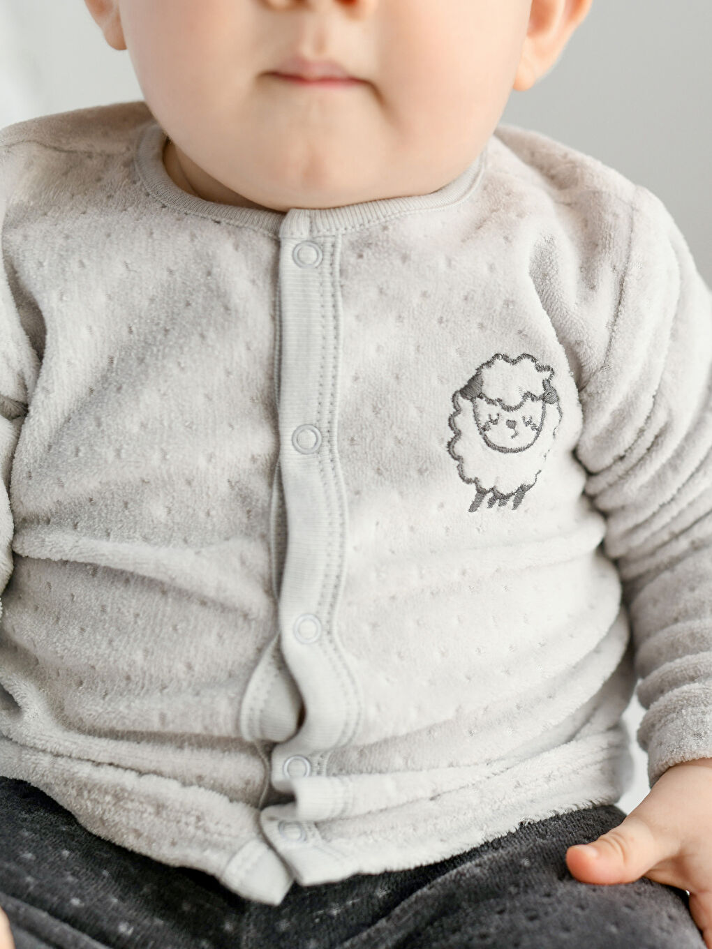 Gri Bisiklet Yaka Uzun Kollu Nakış Detaylı Erkek Bebek Hırka ve Pantolon 2'li Takım