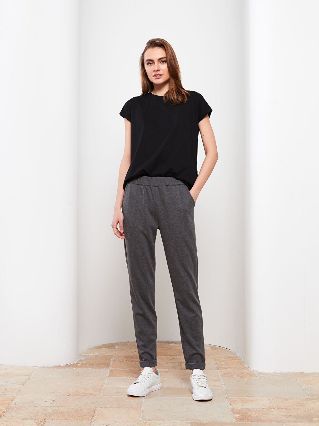 بنطلون رياضي بخصر مرن وجيوب عادية للسيدات-1