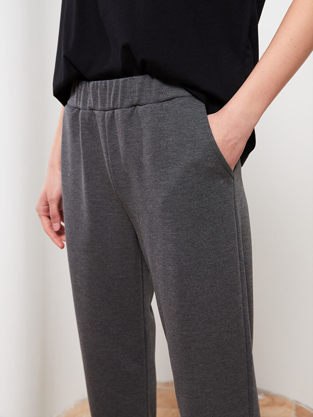 بنطلون رياضي بخصر مرن وجيوب عادية للسيدات-2