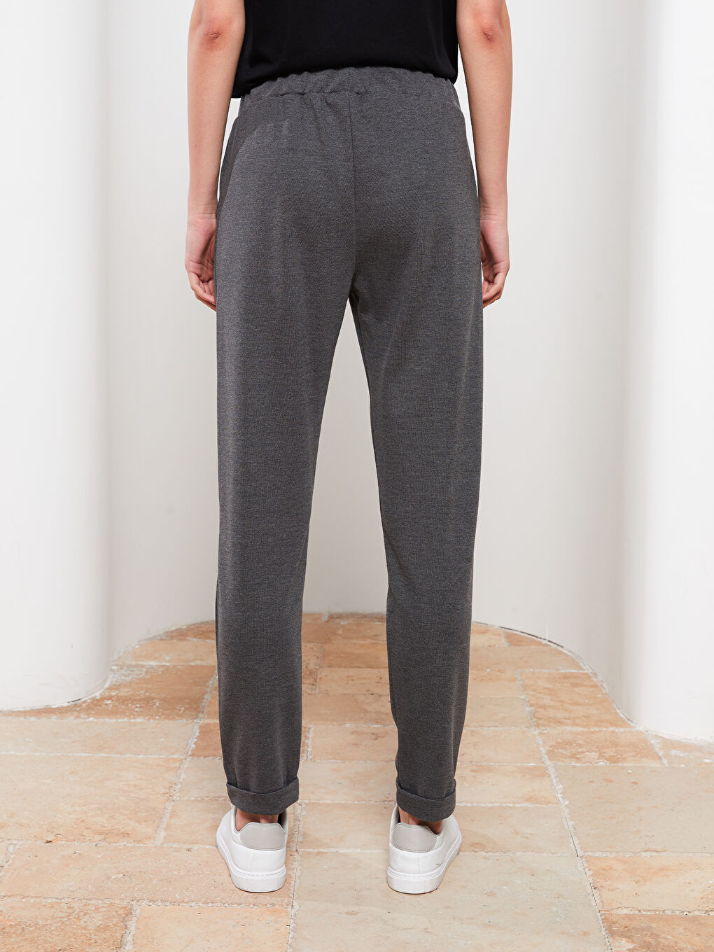 بنطلون رياضي بخصر مرن وجيوب عادية للسيدات-4