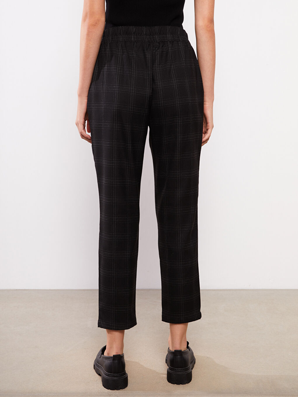 Carrot Fit Plaid Women's Trousers-4