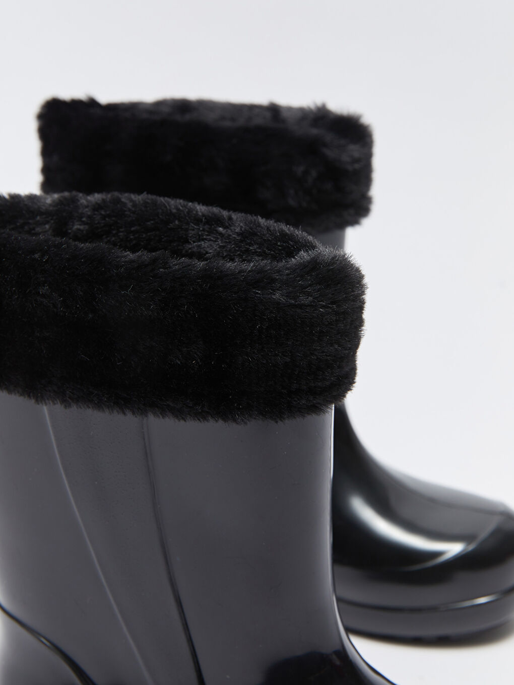 Siyah Parlak Görünümlü Kürk Detaylı Kız Çocuk Yağmur Botu-5