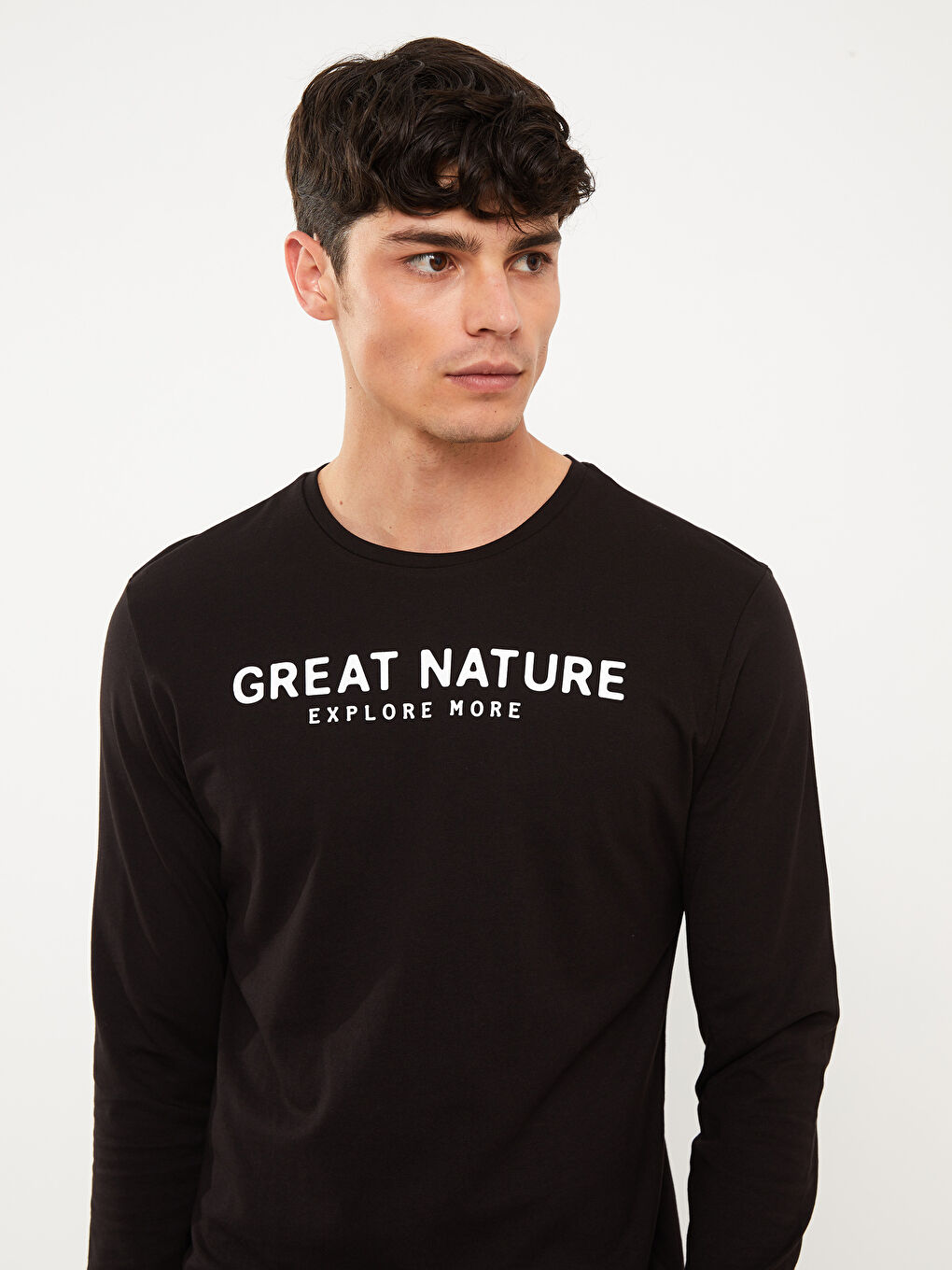 تيشيرت كم طويل مطبوع بياقة دائرية للرجال-1