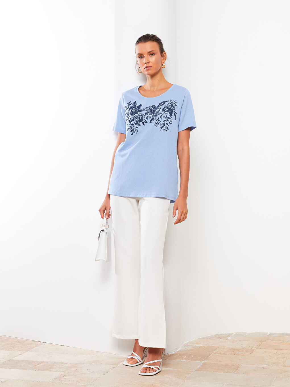 تيشيرت نسائي برقبة دائرية وأكمام قصيرة مطبوع