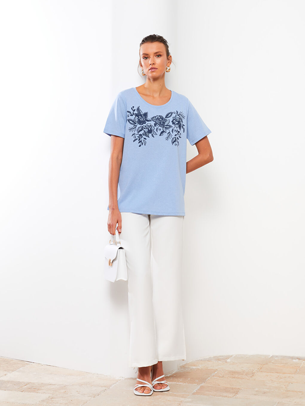 تيشيرت نسائي برقبة دائرية وأكمام قصيرة مطبوع-1