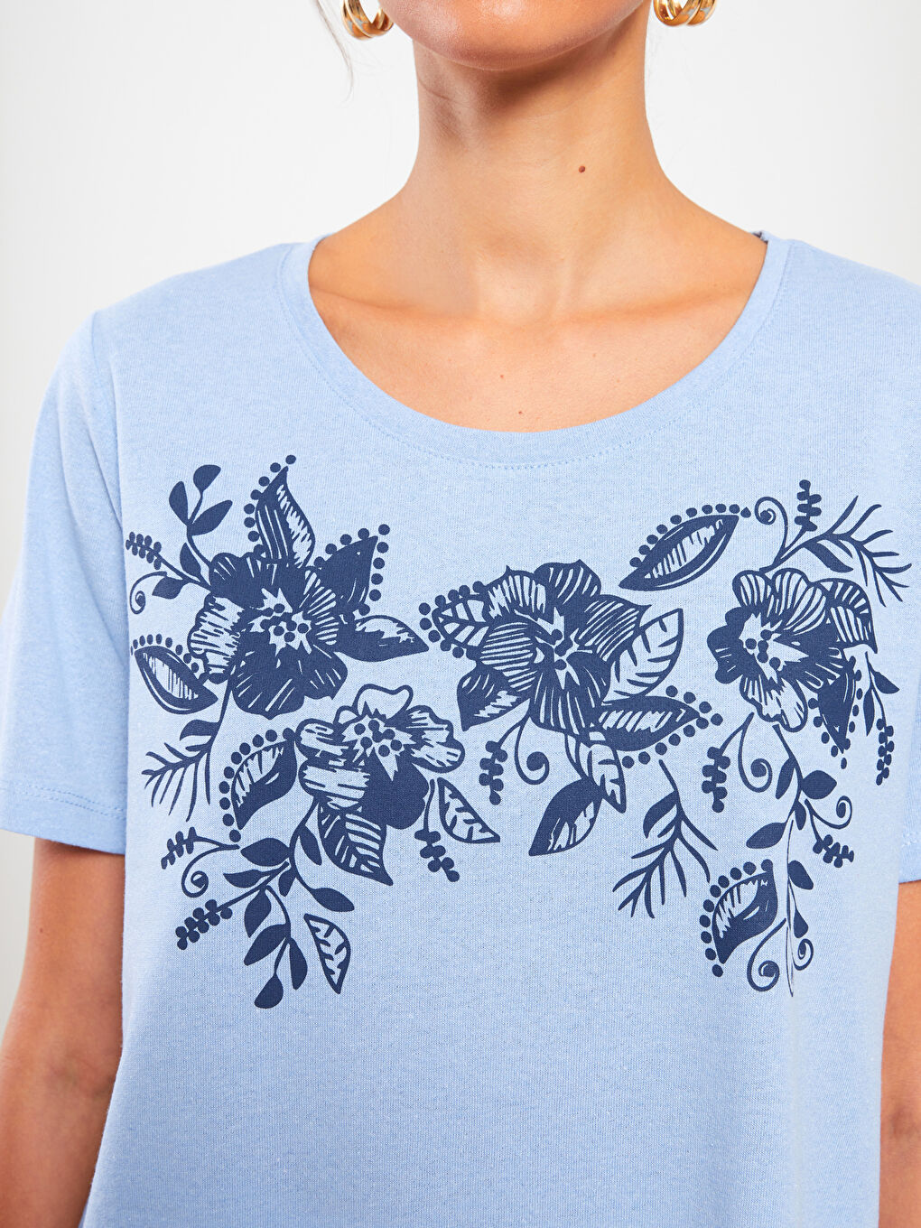 تيشيرت نسائي برقبة دائرية وأكمام قصيرة مطبوع-4