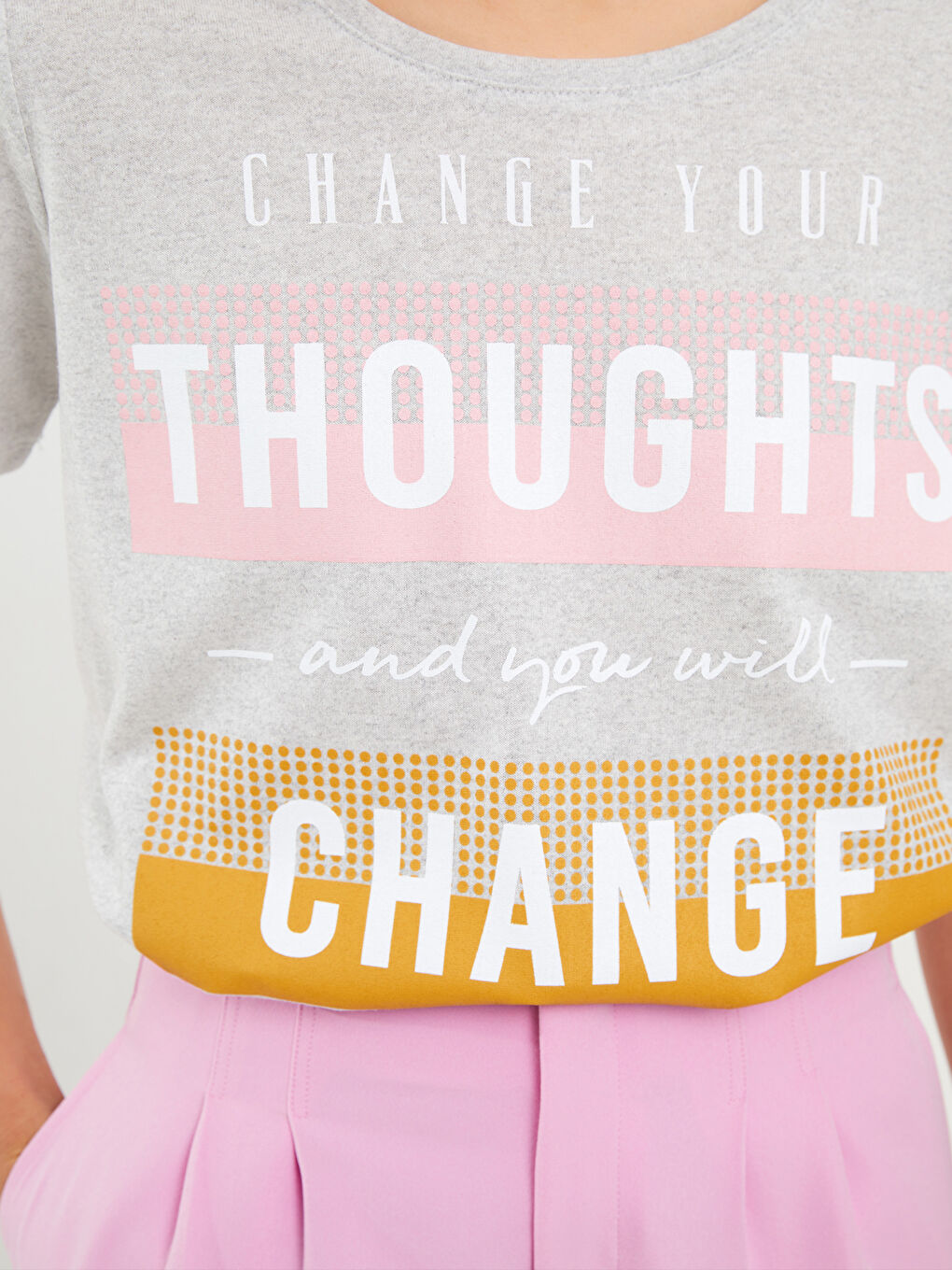 تيشيرت نسائي بأكمام قصيرة وياقة دائرية مطبوع-4