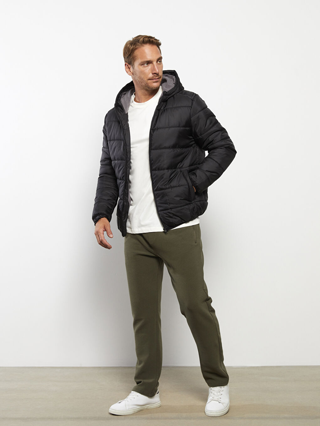 Siyah Standart Kalıp Kapüşonlu Erkek Şişme Mont