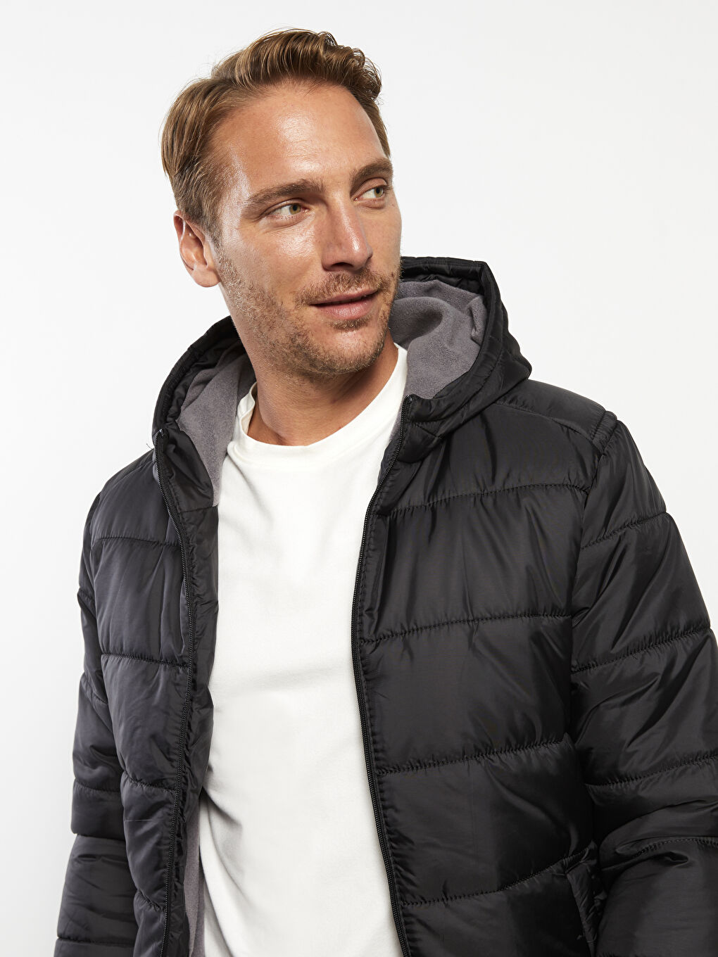 Siyah Standart Kalıp Kapüşonlu Erkek Şişme Mont-1