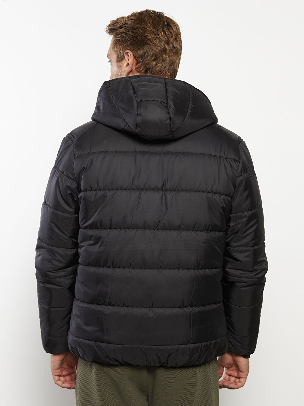 Siyah Standart Kalıp Kapüşonlu Erkek Şişme Mont-4