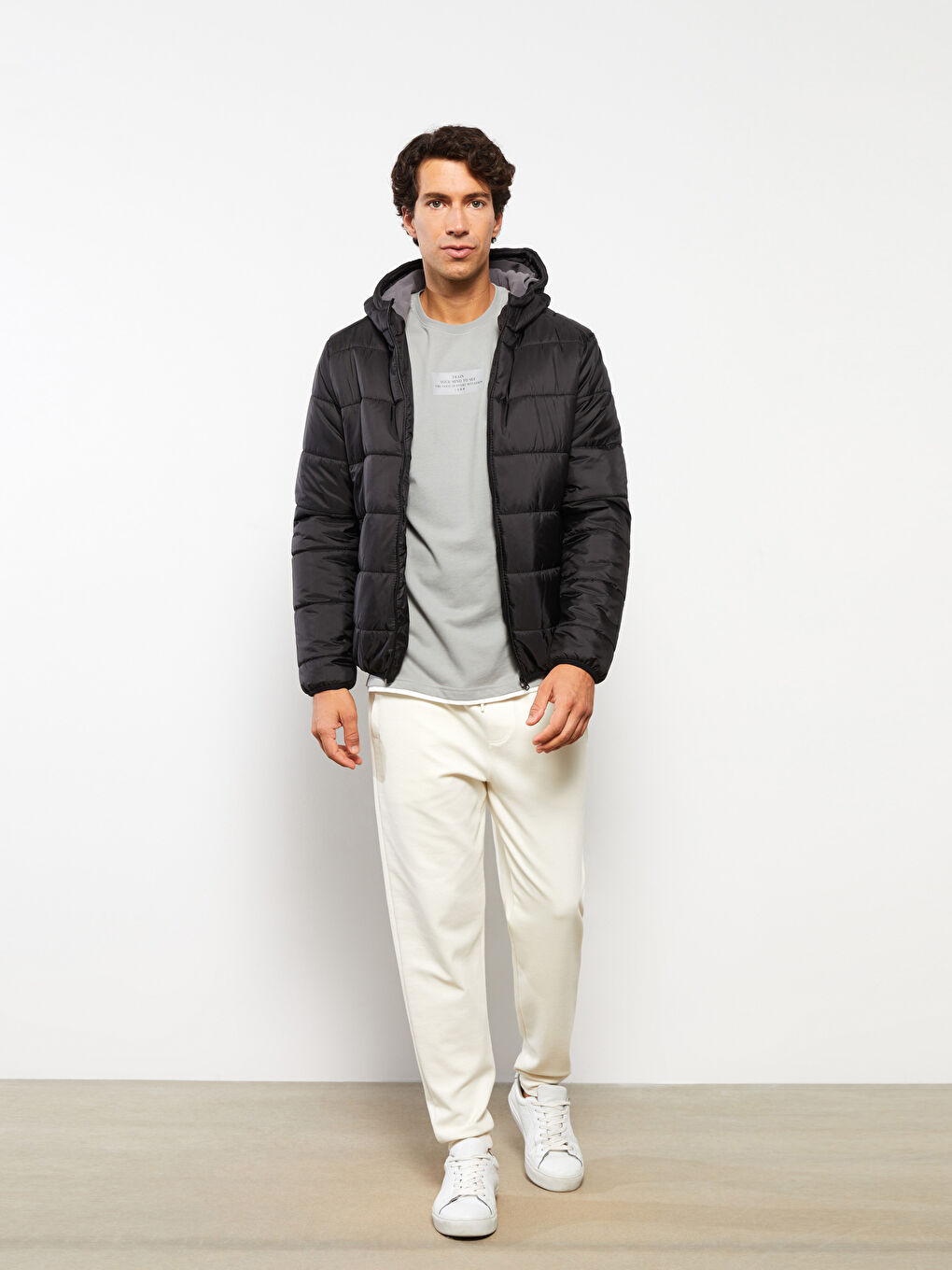 Siyah Standart Kalıp Kapüşonlu Erkek Şişme Mont-1