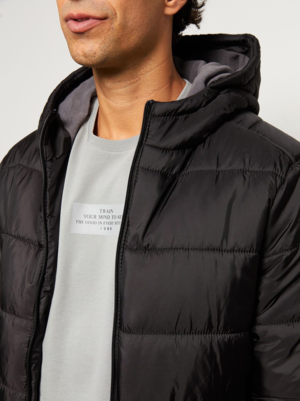 Siyah Standart Kalıp Kapüşonlu Erkek Şişme Mont-4