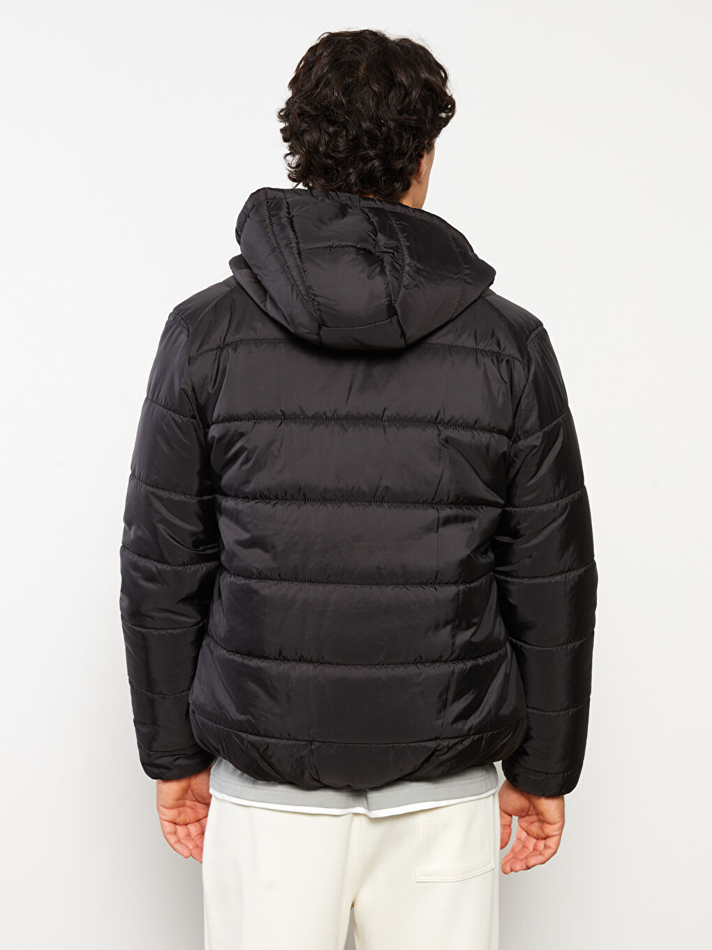 Siyah Standart Kalıp Kapüşonlu Erkek Şişme Mont-5