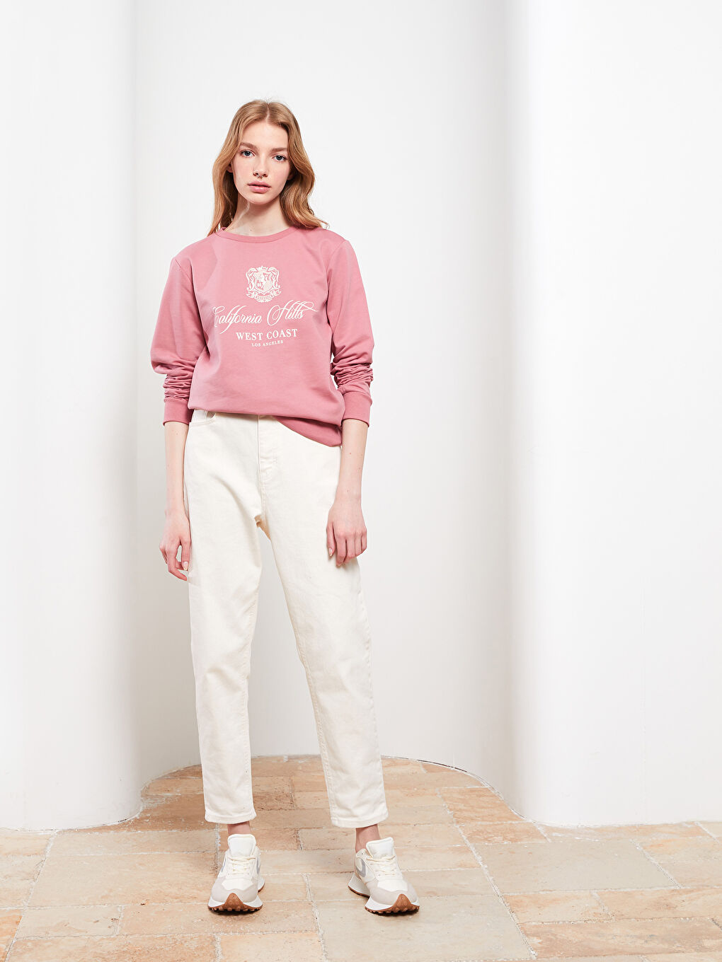 سويت شيرت نسائي مطبوع بفتحة رقبة مستديرة وكم طويل