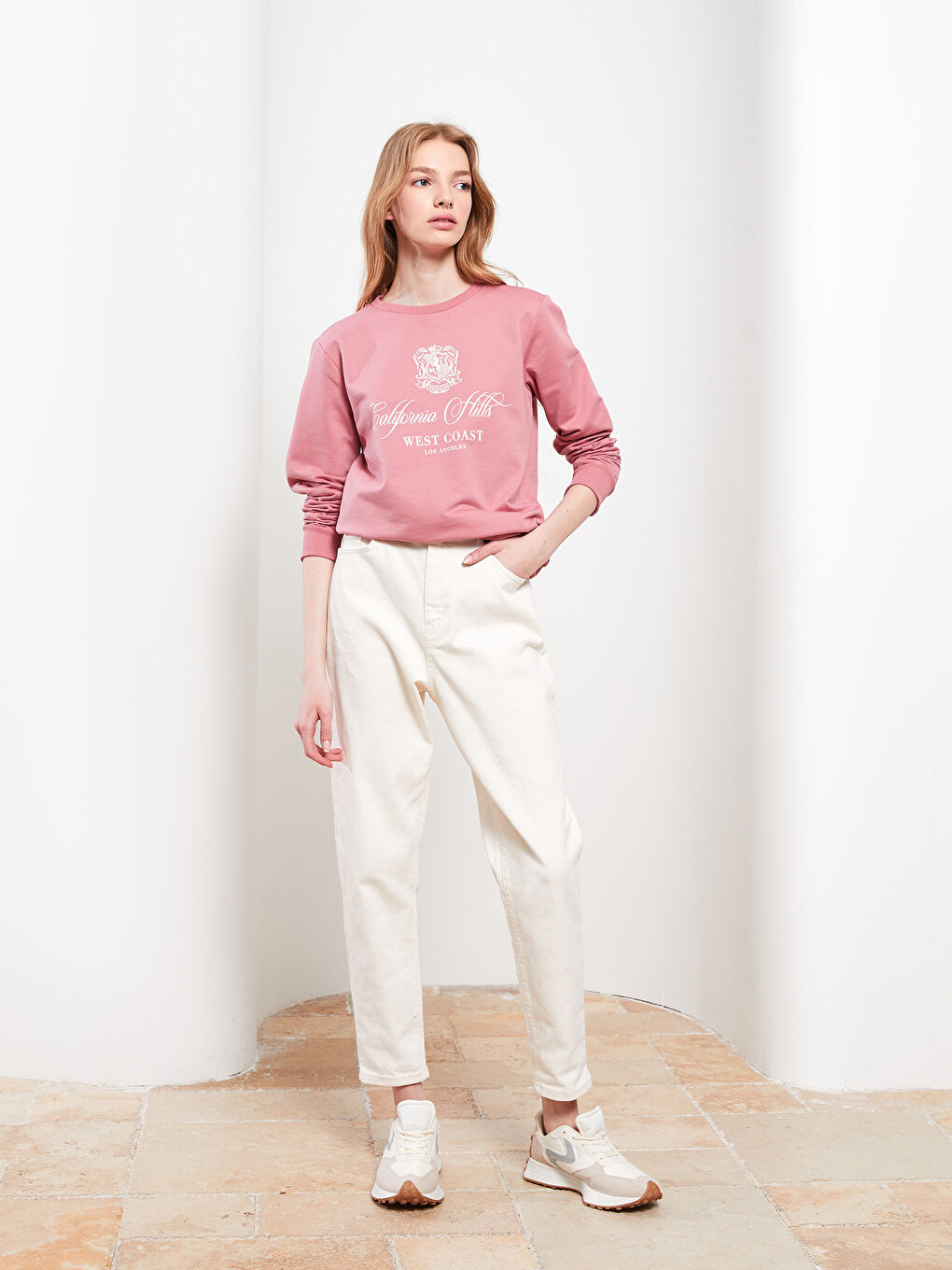 سويت شيرت نسائي مطبوع بفتحة رقبة مستديرة وكم طويل-1