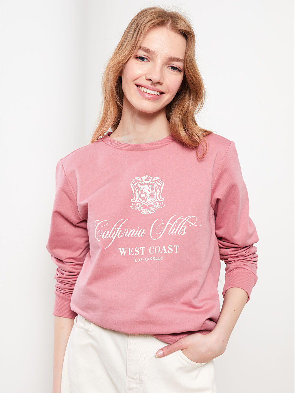 سويت شيرت نسائي مطبوع بفتحة رقبة مستديرة وكم طويل-2