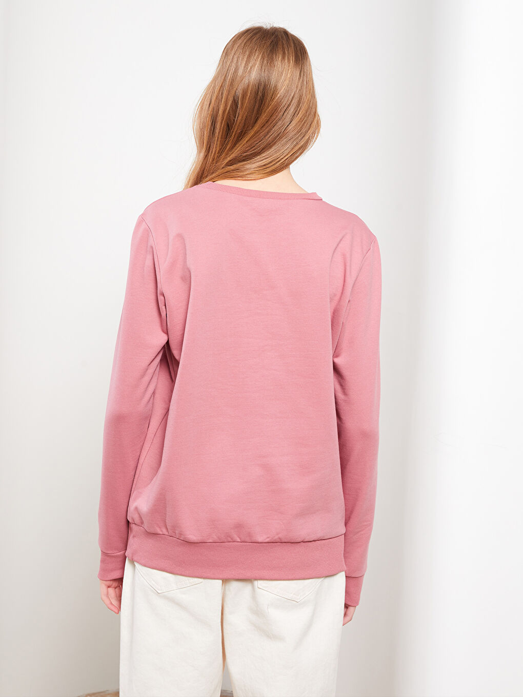 سويت شيرت نسائي مطبوع بفتحة رقبة مستديرة وكم طويل-4