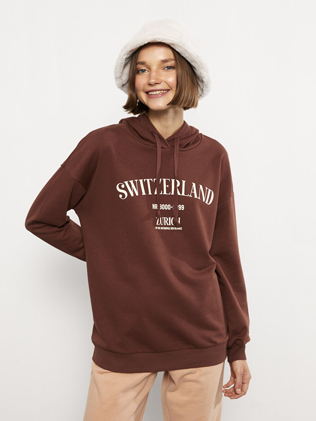 Kahverengi Kapüşonlu Baskılı Uzun Kollu Kadın Sweatshirt-1