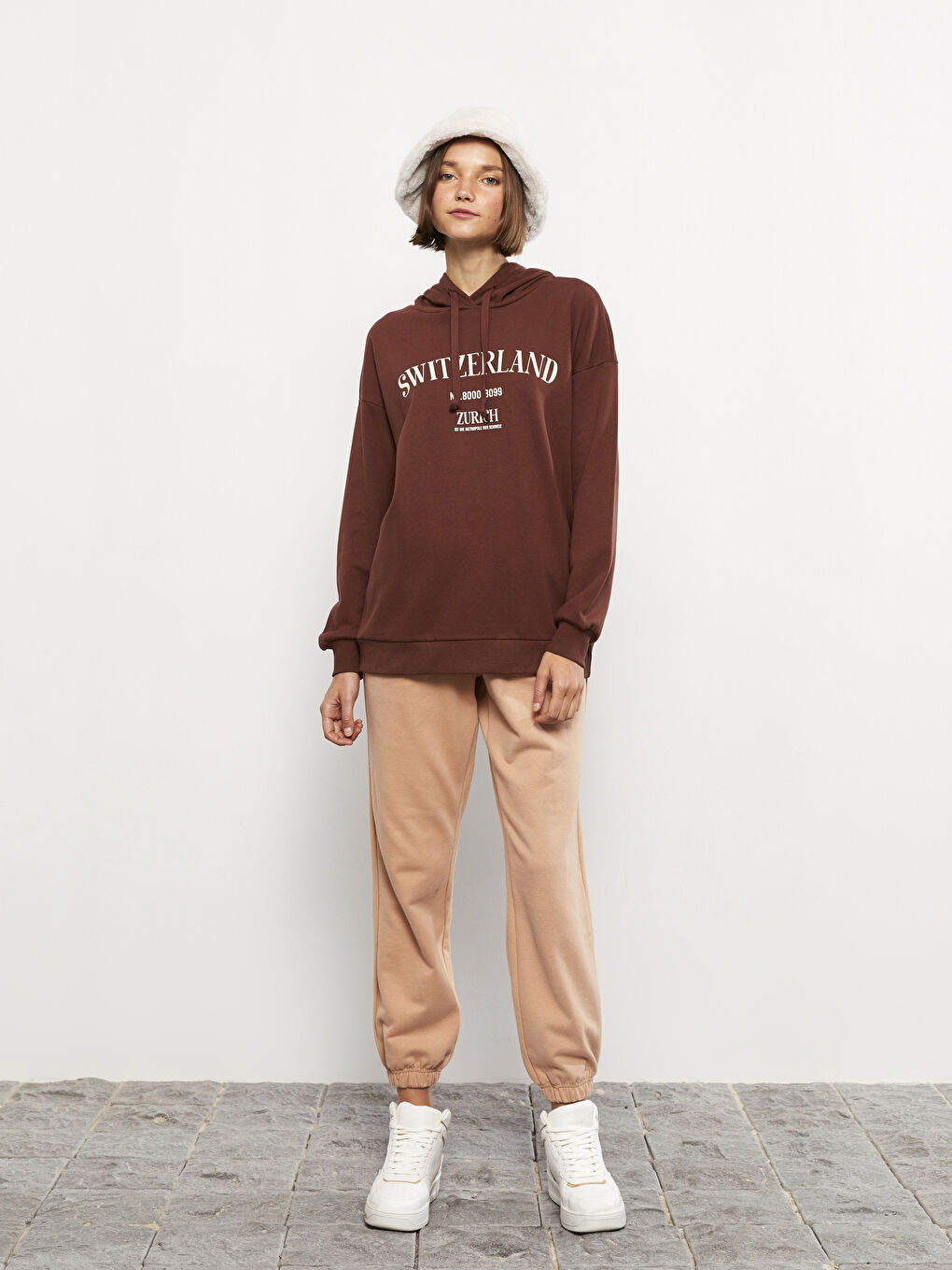 Kahverengi Kapüşonlu Baskılı Uzun Kollu Kadın Sweatshirt-2