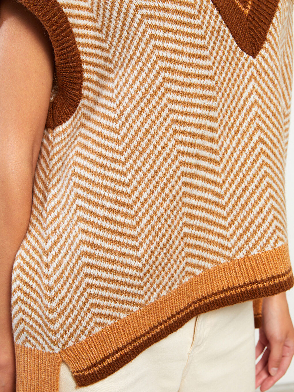 Bej V Yaka Desenli Kadın Triko Süveter-3