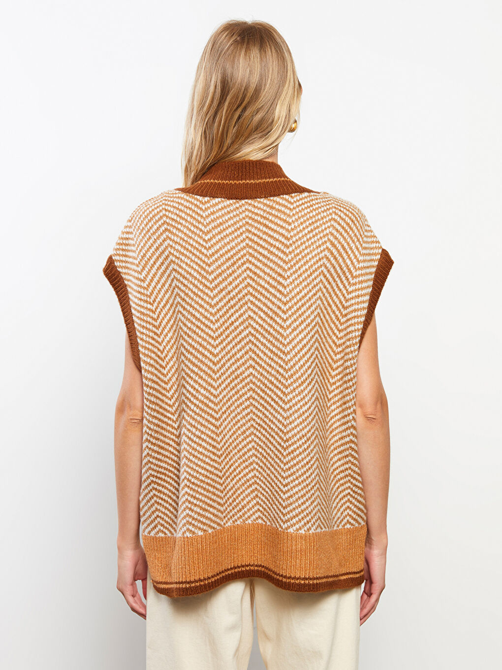 Bej V Yaka Desenli Kadın Triko Süveter-4