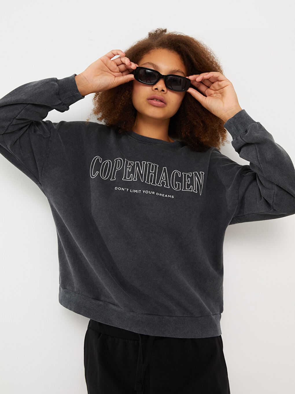 LCW Vision Siyah Bisiklet Yaka Baskılı Uzun Kollu Kadın Sweatshirt