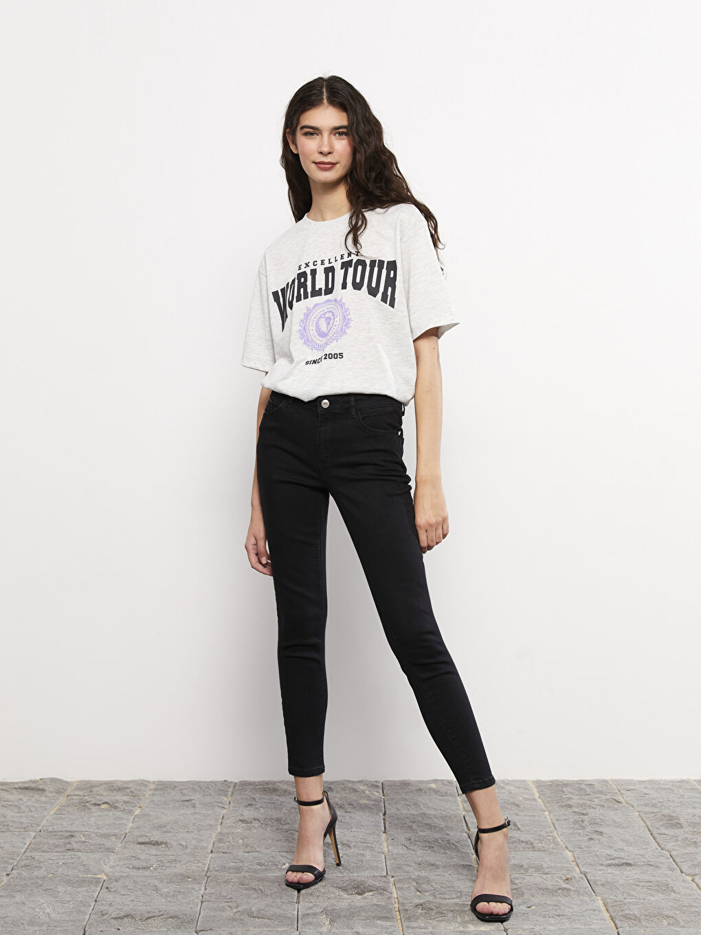 Gri Bisiklet Yaka Baskılı Kısa Kollu Kadın Tişört