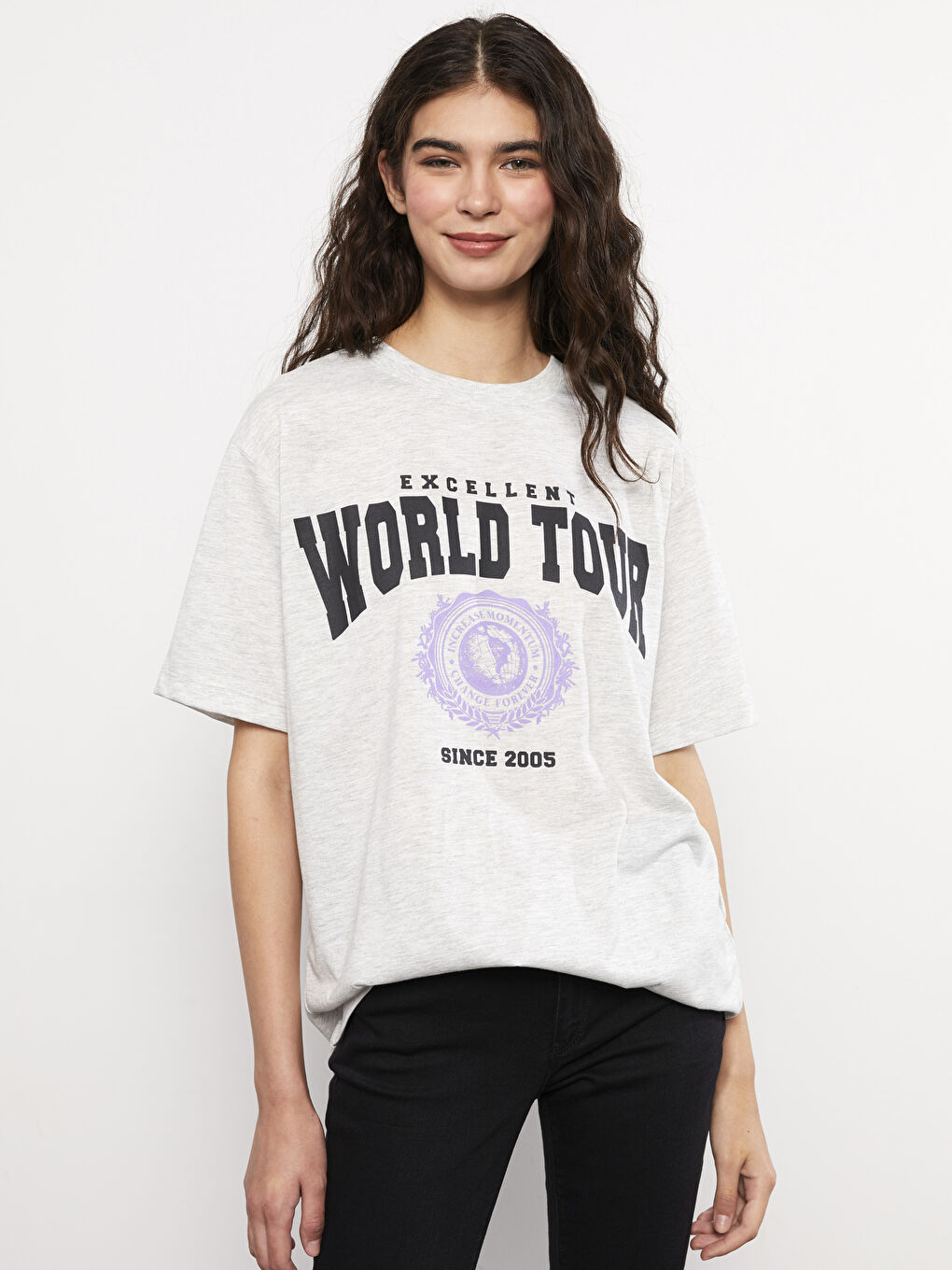 Gri Bisiklet Yaka Baskılı Kısa Kollu Kadın Tişört-1