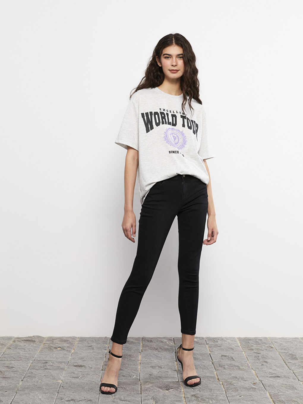 Gri Bisiklet Yaka Baskılı Kısa Kollu Kadın Tişört-3