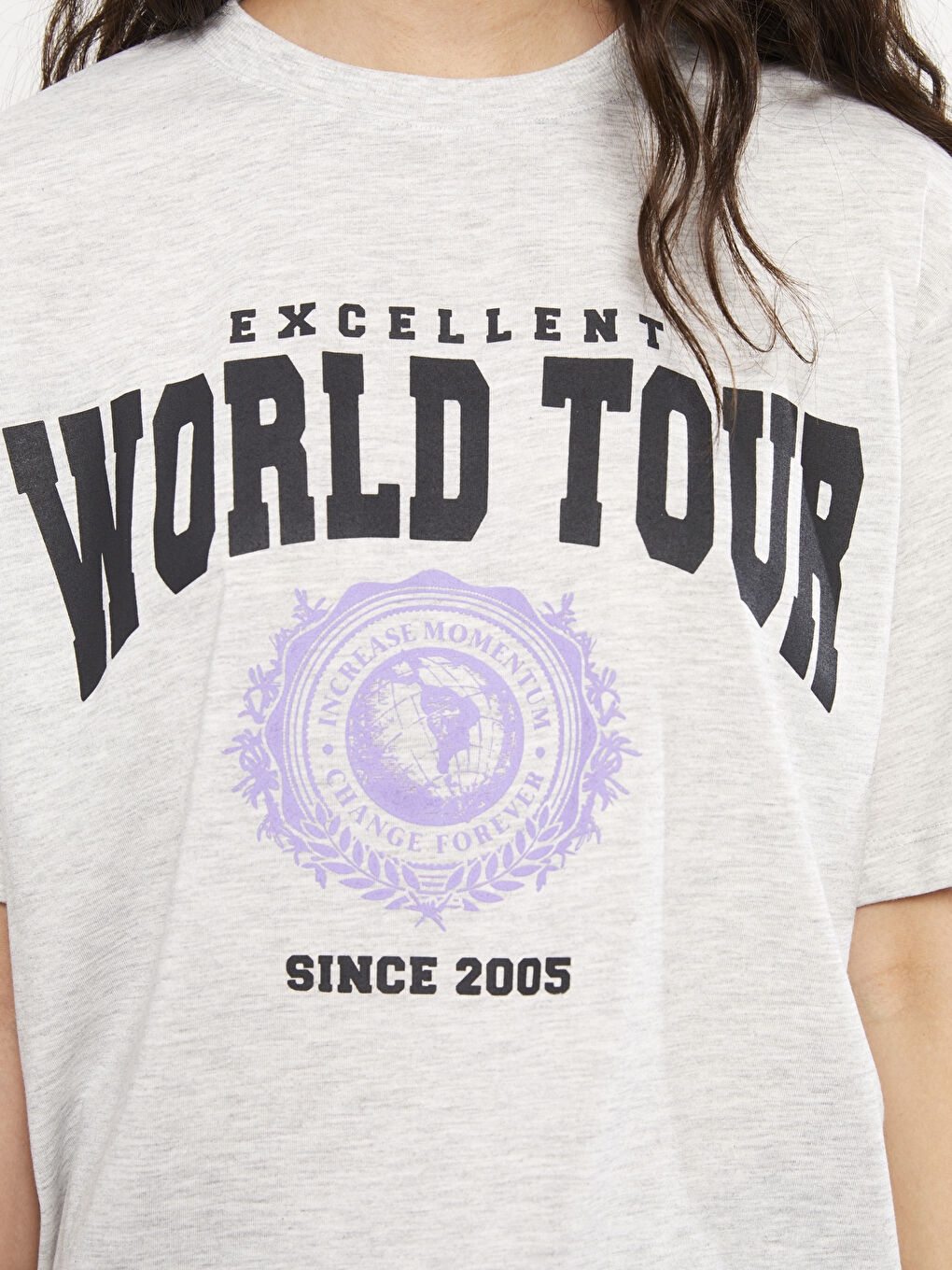 Gri Bisiklet Yaka Baskılı Kısa Kollu Kadın Tişört-4