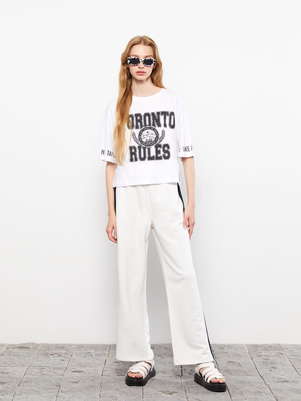 Crew Neck Printed Short Sleeve Women's Crop Top-1