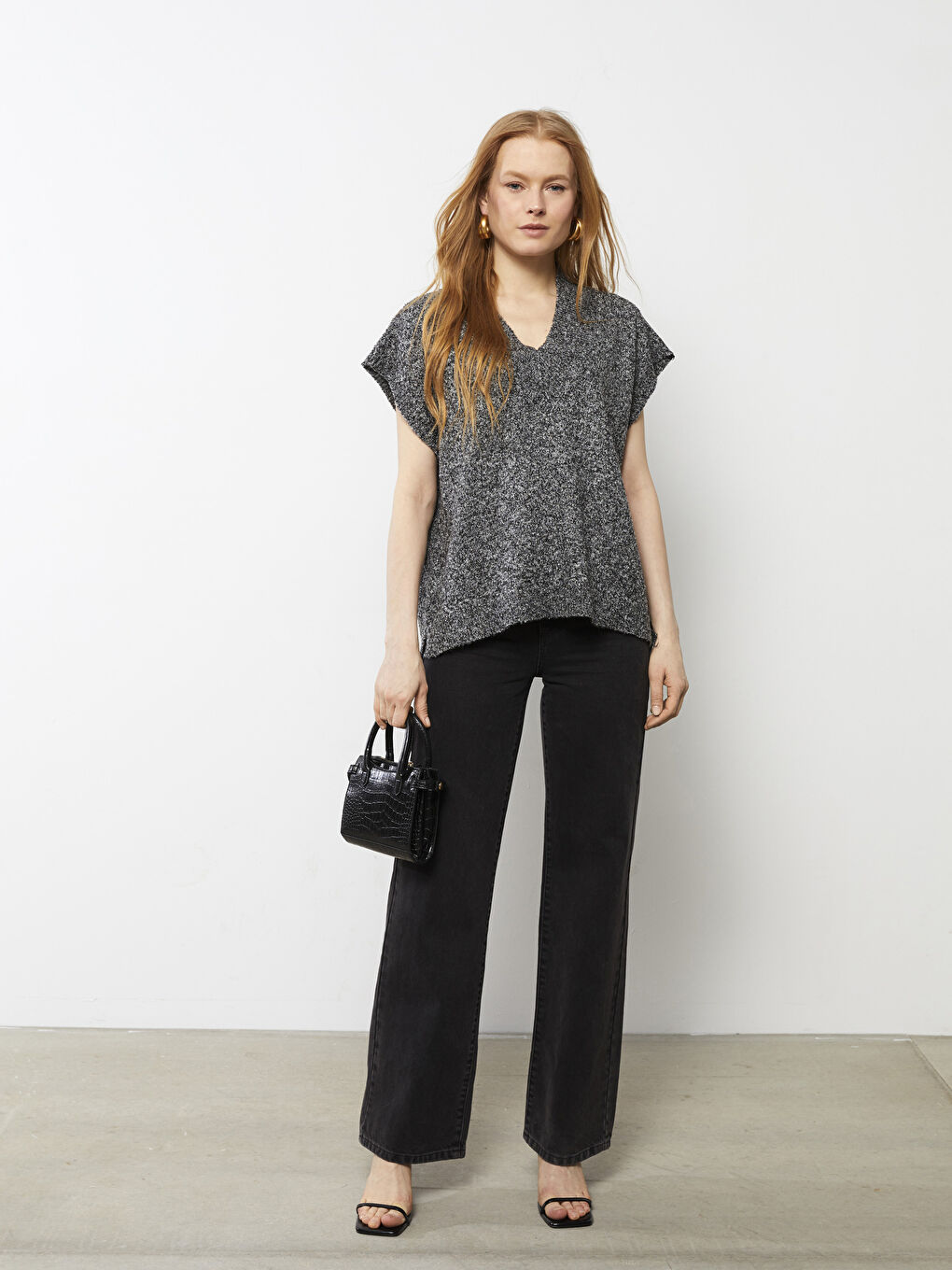 سترة فيست تريكو بياقة على شكل حرف V سادة للسيدات