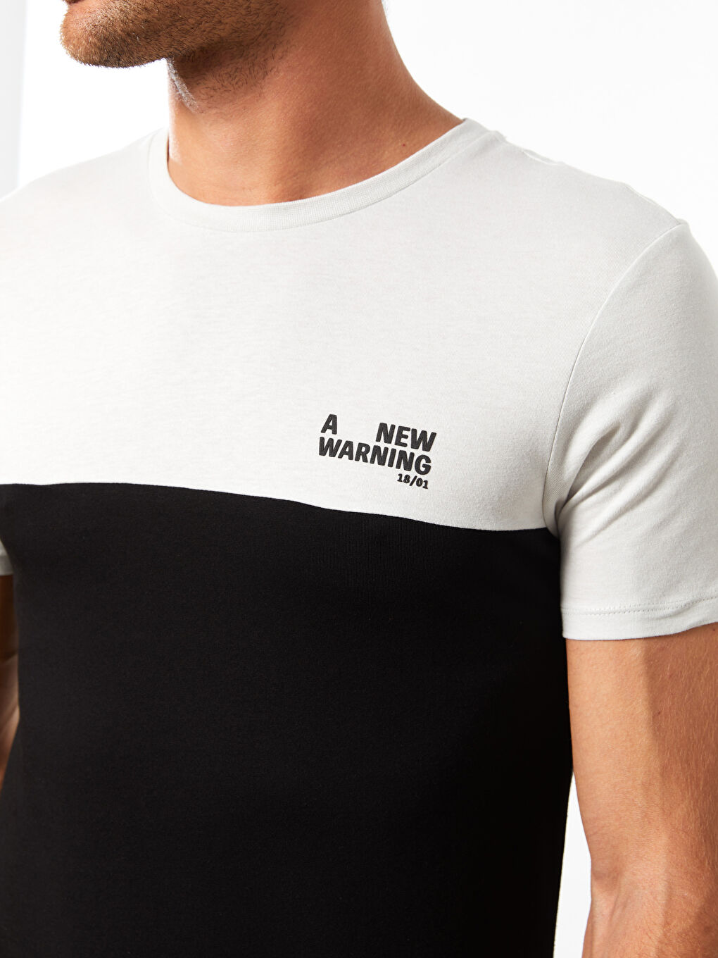 Siyah Bisiklet Yaka Kısa Kollu Renk Bloklu Penye Erkek Tişört-3