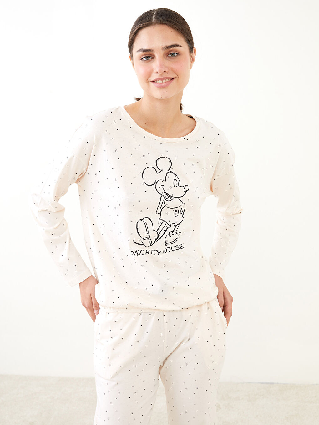 Bej Bisiklet Yaka Mickey Mouse Baskılı Uzun Kollu Pamuklu Kadın Pijama Takımı-1