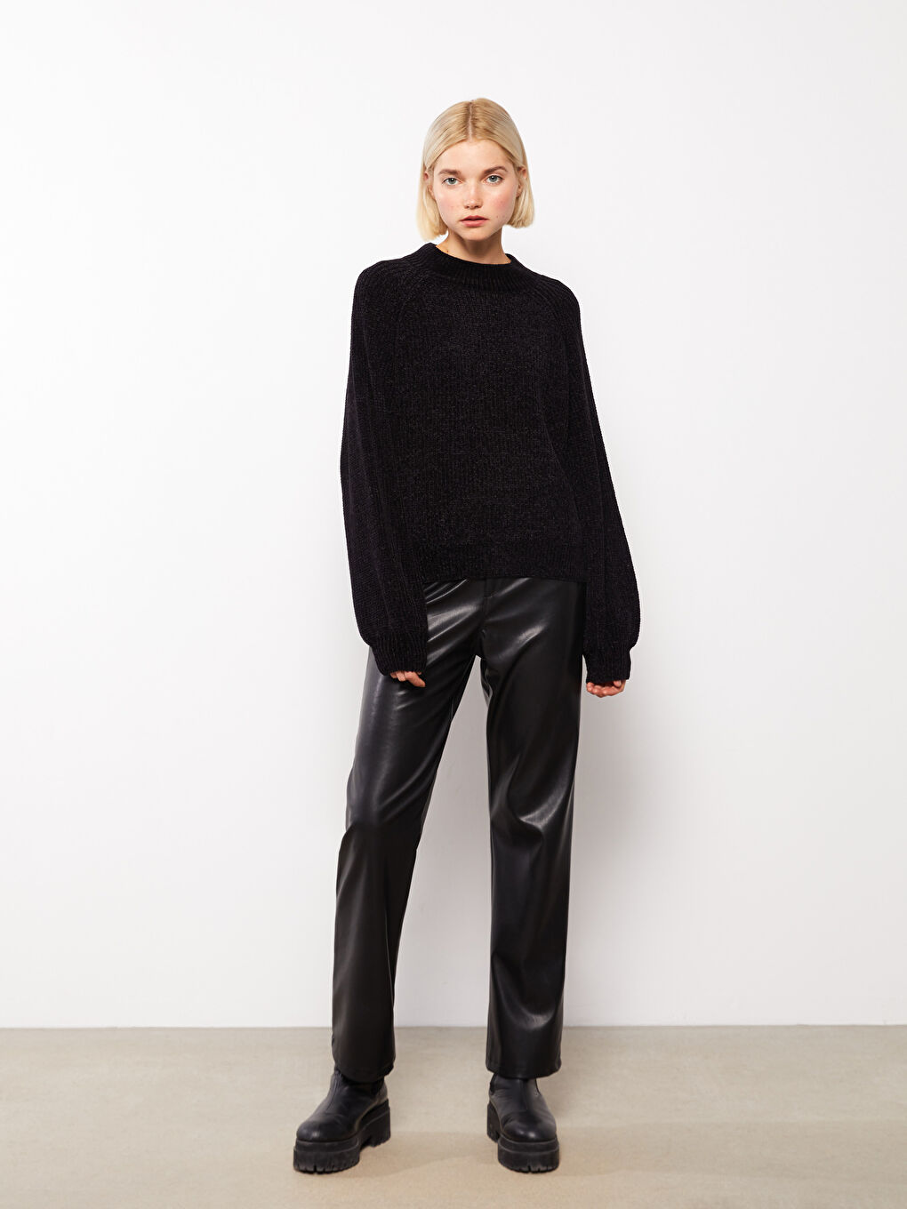 Siyah Dik Yaka Kadın Triko Kazak-2