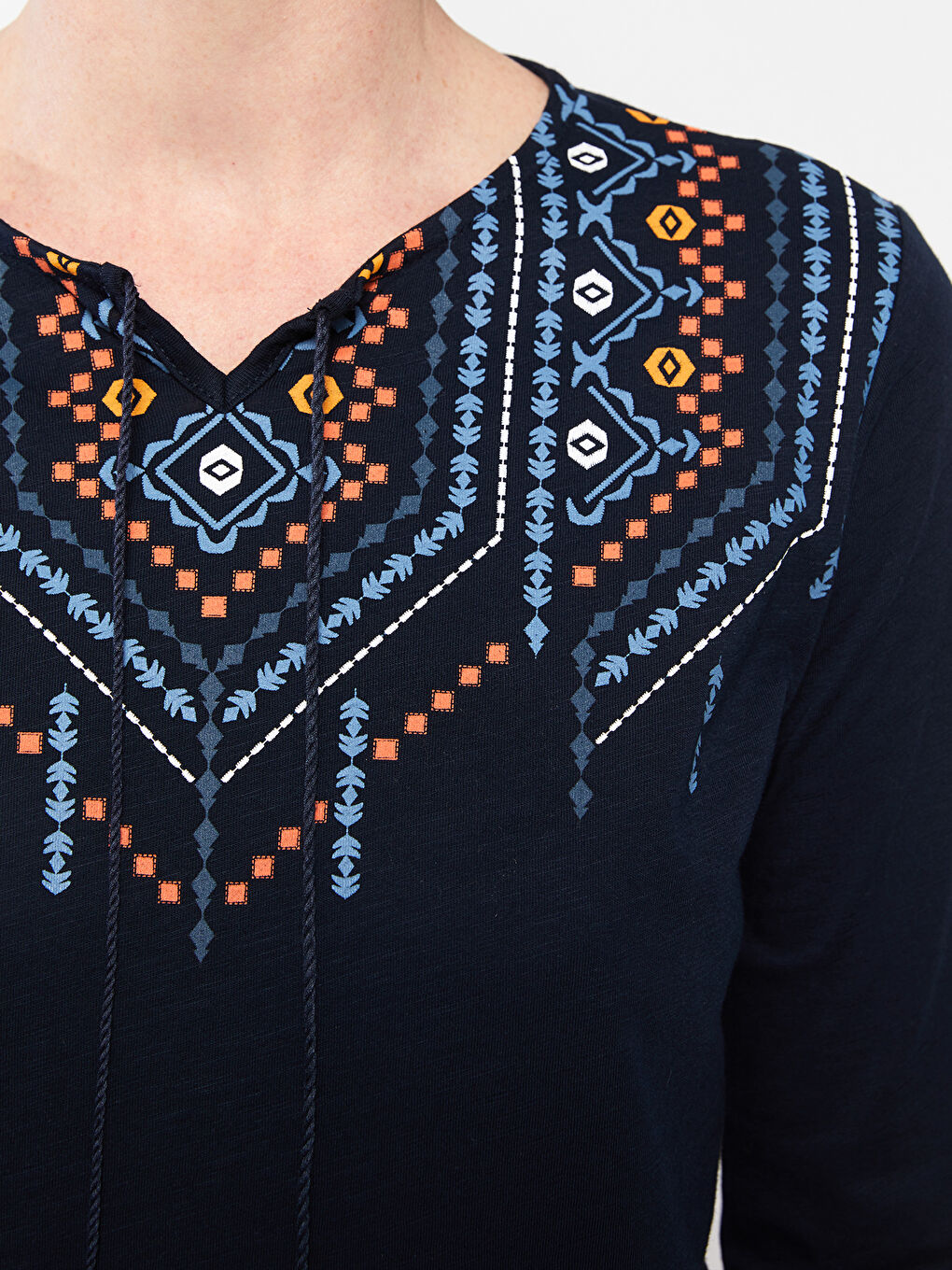 Lacivert Bağlama Yaka Nakışlı Uzun Kollu Pamuklu Kadın Bluz-3