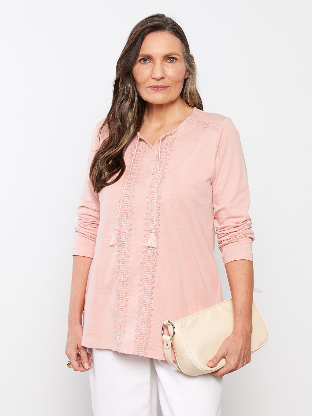 Pembe Bağlamalı Yaka Nakışlı Uzun Kollu Pamuklu Kadın Tişört
