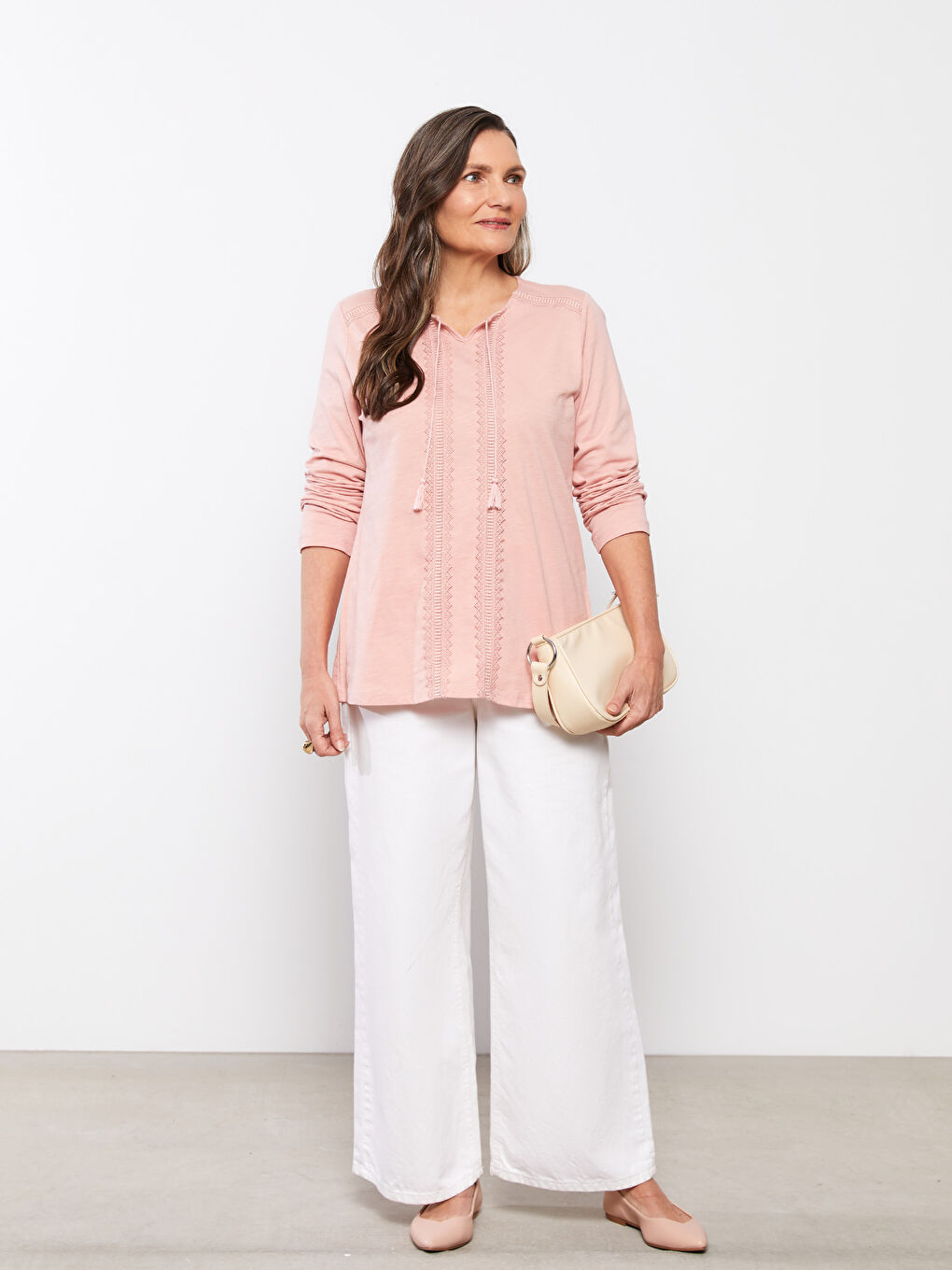 Pembe Bağlamalı Yaka Nakışlı Uzun Kollu Pamuklu Kadın Tişört-1