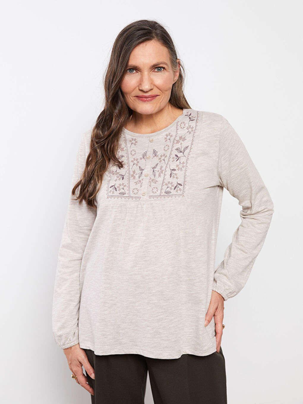 تي شيرت ياقة دائرية مطرز كم طويل للسيدات