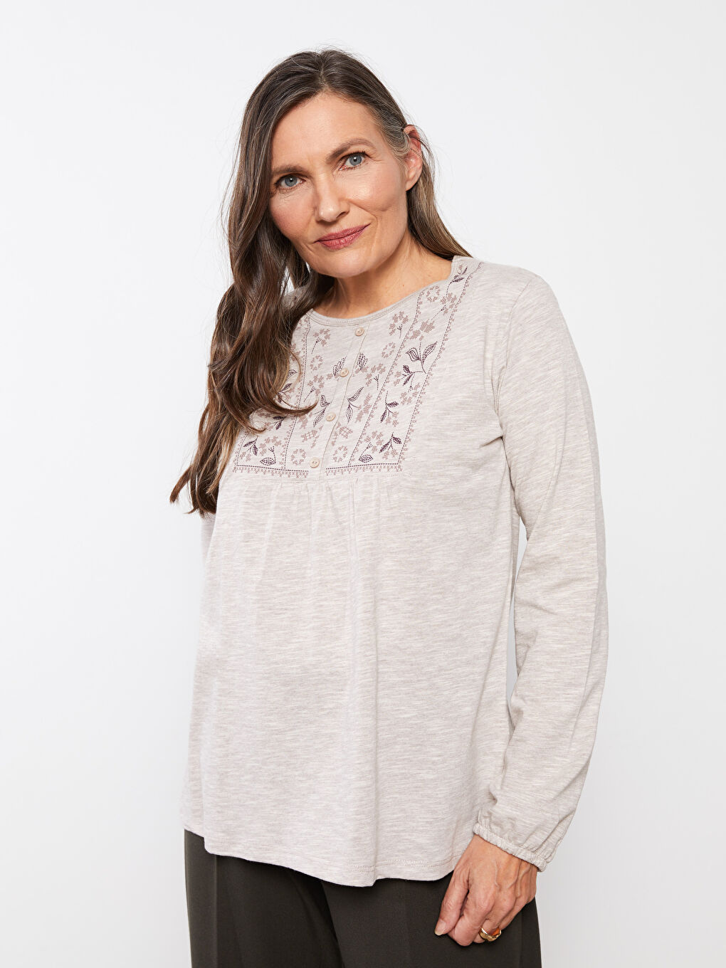 تي شيرت ياقة دائرية مطرز كم طويل للسيدات-1