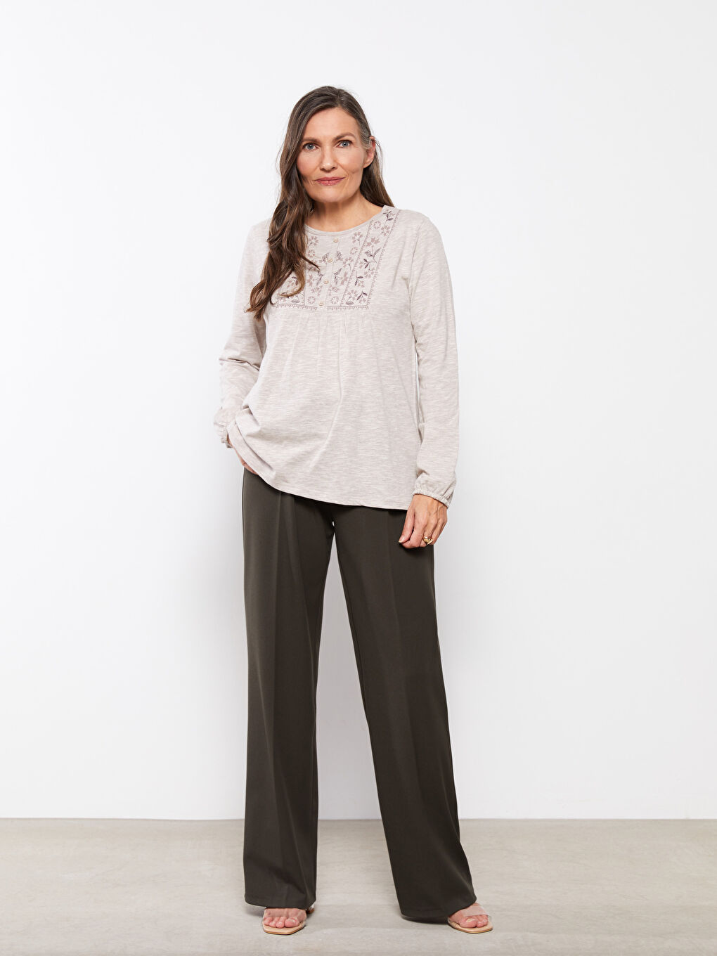 تي شيرت ياقة دائرية مطرز كم طويل للسيدات-2