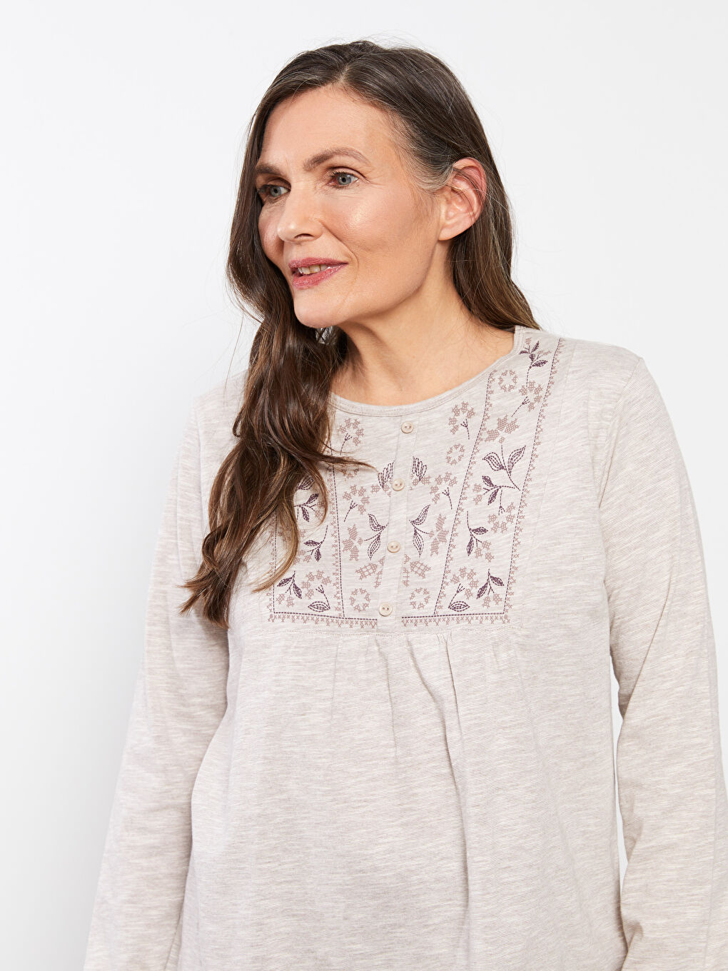 تي شيرت ياقة دائرية مطرز كم طويل للسيدات-3