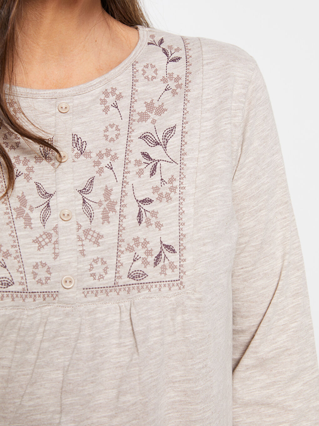 تي شيرت ياقة دائرية مطرز كم طويل للسيدات-4