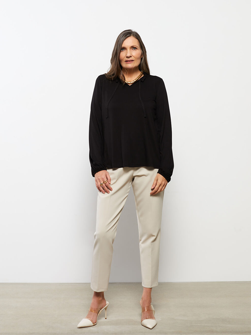 Siyah Fırfırlı Bağlamalı Yaka Düz Uzun Kollu Kadın Bluz-1