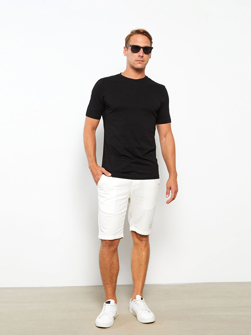 Siyah Bisiklet Yaka Kısa Kollu Basic Penye Erkek Tişört-1