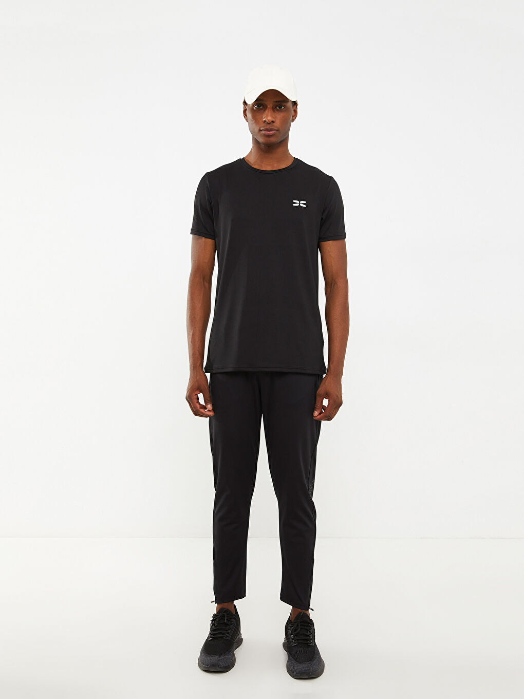 تيشيرت رياضي كم قصير بياقة دائرية للرجال-1